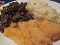 Шотландский хаггис с брюквой и картофелем