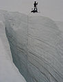 Измерение глубины трещины на леднике Истон, гора Бэйкер, Каскадные горы, США