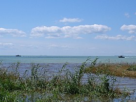 Вид на озеро Сартлан с северного берега в ясный летний день 2005 года