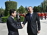 Бердымухамедов с президентом Азербайджана Ильхамом Алиевым в августе 2017 года