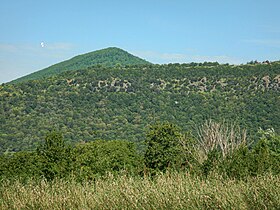 горы Сабатини, на заднем плане — гора Рокка-Романа