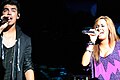 Джо Джонас и Деми Ловато на концерте, презентация фильма Camp Rock 2: Отчётный концерт в 2010 году