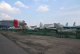 Остатки авиационной техники на бывшем аэродроме имени Фрунзе (2010)