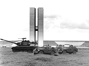Танк М41 и два автомобиля Jeep армии Бразилии возле дворца Национального конгресса в Бразилиа
