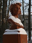 Памятник Любови Шевцовой на Аллее молодогвардейцев в городе Харькове.
