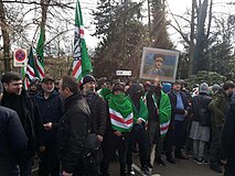 Портрет Дудаева на митинге в Страсбурге в память депортации вайнахов (2017)