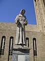 Статуя Франциска Ассизского в средневековом городе