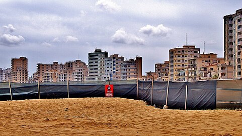 На переднем плане забор, отделяющий Варошу от доступной части Фамагустской бухты.