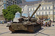 Разбитая российская военная техника, выставленная на площади около памятника. Июль, 2022