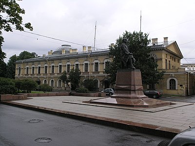 Памятник Ломоносову на Менделеевской линии