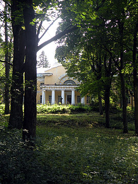 Дача Воронцова-Дашкова («Шуваловский дворец») — центральное здание усадьбы в наши дни