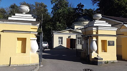 Главный вход в Б-Охтенское Георгиевское кладбище, август 2016 год