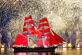 Проход корабля с алыми парусами в сопровождении фейерверка — один из ключевых эпизодов праздника