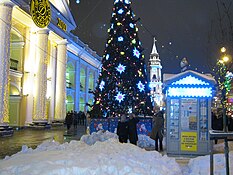 Гостиный двор и здание Городской Думы в новогоднем убранстве. Январь 2010 года