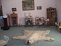Ковёр из медвежьей шкуры в одной из комнат дворца
