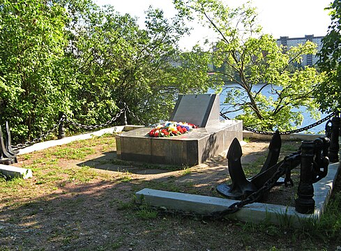 Памятный знак на месте бывшей стоянки эсминца «Строгий». 2020 год