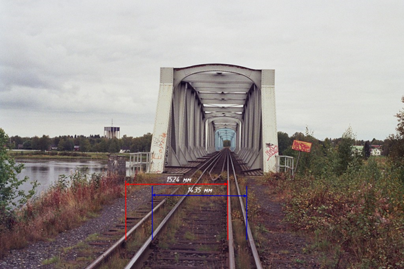 На границе Швеции и Финляндии. Слева направо: первый и третий рельсы: колея 1524 мм (Финляндия); второй и четвёртый рельсы: колея 1435 мм (Швеция).