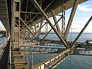 Опорная конструкция под мостом en:Auckland Harbour Bridge.