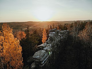 На закате на фоне Среднего Урала