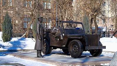 Групповая скульптура встречи Георгия Жукова перед зданием штаба (2021)