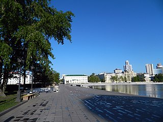 Верхняя площадка Исторического сквера (на поверхности плотины Городского пруда)