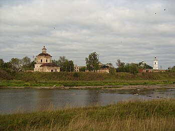 Вид на Покровский монастырь из-за Туры