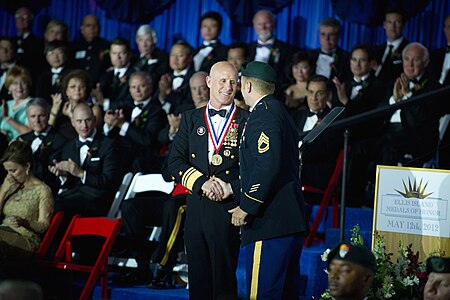 Вице-адмирал ВМС США Роберт С. Гарвард-младший получает медаль (2012)