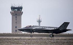 F-35A Lightning II из состава 366-го истребительного авиаполкаruen осуществляет посадку. Виден командно-диспетчерский пункт