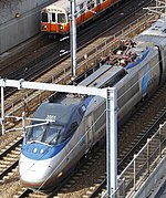 Высокоскоростной поезд «Acela Express» обгоняет вагонов оранжевой линии