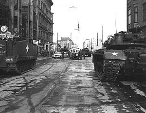 Американская бронетехника (предположительно слева — БТР М59, справа — танк M48) возле КПП «Чарли» в разгар кризиса, 27 октября 1961 года