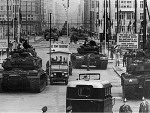 Американские и советские танки у КПП «Чарли» в Берлине