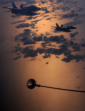 Два CF-18s ВВС Канады в небе над Ливией