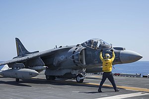 Harrier AV-8B на борту USS Wasp перед боевым вылетом на территорию Ливии. 11 августа 2016 г.