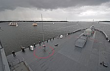 Вид с носовой надстройки на носовую часть корабля, по левому борту: на переднем плане слева — 25-мм АУ Mk. 38 Mod. 1, далее справа — ПУ Mk. 36 SRBOC, ещё правее на заднем плане — 12,7-мм пулемёт M2 Browning; USS Mount Whitney (LCC-20), 2013 год.