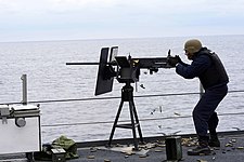 Стрельба из 12,7-мм пулемёта M2 Browning; USS Mount Whitney (LCC-20), 2013 год.