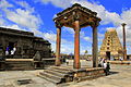 Мандапа и стамбхи храма Ченнакешавы (Белур, Карнатака)