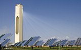 Солнечная электростанция PS10 концентрирует солнечный свет от гелиостатов на центральной башне