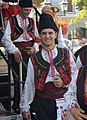 Мужчина в болгарском народном костюме из Варны. На голове шапка-калпак.