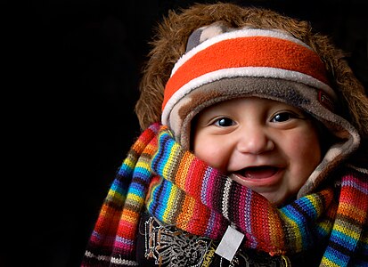 Ребёнок в трикотажном шарфе