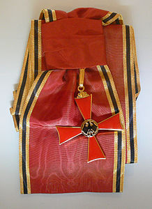 Современный немецкий орден «За заслуги» на муаровой ленте.