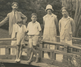 Семья изображена на территории роскошного отеля "Фудзия" на озере Хаконэ (Япония), где они каждый год проводили отпуск, спасаясь от жары и влажности Шанхая. Эдмонд Фишер (второй слева) со своими родителями и старшими братьями Джорджем и Раулем, которые были старше его на шесть и семь лет.
