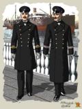 Слева — младший помощник капитана в обыкновенной форме, справа — старший механик в пальто (1899).