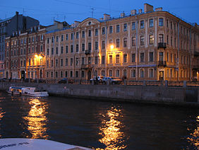 Гостиница «Россия» - дом слева
