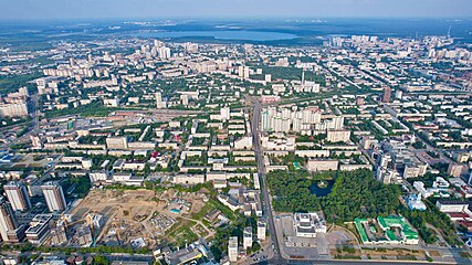 Улица в центре снимка, справа — Харитоновский сад, ТЮЗ