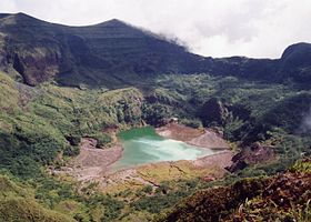 Кратер вулкана Аву на крупнейшем острове архипелага