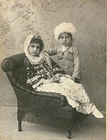 Сын и дочь Юсифа Нагиева, брата Мусы Нагиева (сын — в чухе, дочь — в чепкене)