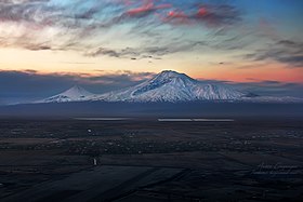 Ереван на фоне горы Арарат и Араратской равнины