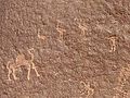 Тамудские петроглифы из Вади-Рама, изображающие охотника, козерога, верблюда и всадника на лошади. Верблюды были среди жертвенных животных в доисламской Аравии[18].