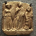 Барельеф: Немезида, Аллат и посвящатель. Пальмирены, II-III века н. э.
