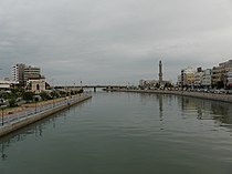 Каменный мост через канал в Новом Городе Эль-Мукаллы. За мостом виден выход канала в Аденский залив.